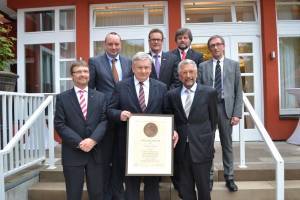 Bild v.l.n.r., untere Reihe: Günther Mertz (Hauptgeschäftsführer des BTGA), Michael Mahr (Vorsitzender des Industrieverbandes Technische Gebäudeausrüstung Nordrhein- Westfalen e.V.), Karl-Walter Schuster (BTGA-Vizepräsident); obere Reihe: Hermann Sperber, Manfred Schmitz (BTGA-Vizepräsidenten), Josef Oswald (BTGAPräsident), Nikolaus Daume, (BTGA-Vizepräsident)